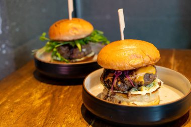 Peynirli biftek ve tabakta sos.