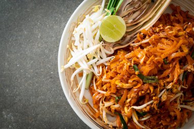 Kızarmış erişte tofu ve lahanayla ya da Pad Thai - Asya usulü