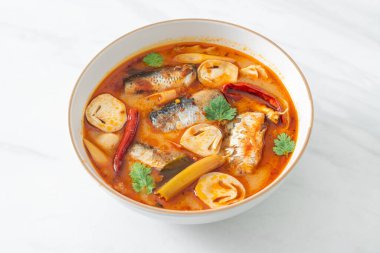Tom Yum baharatlı çorbada uskumru konservesi - Asya usulü