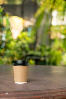 Tahta masada fotokopi alanı olan sıcak kahve fincanı.
