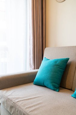Oturma odasındaki koltukta rahat yastıklar.