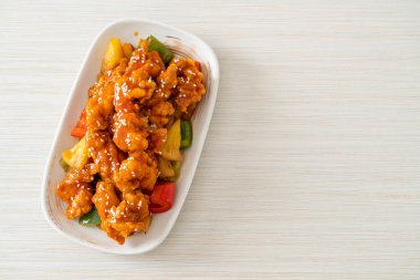 Kore usulü tatlı ve ekşi soslu kızarmış tavuk.