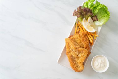 balık ve patates kızartması - kızarmış balık fileto patates cipsi ve limonlu beyaz tabak