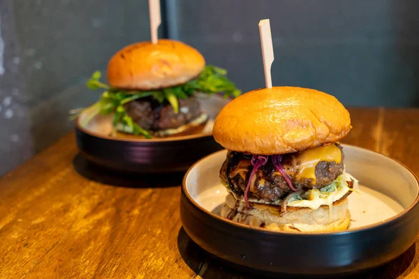 Peynirli biftek ve tabakta sos.