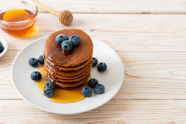 Yaban mersinli ve ballı krep yığını.