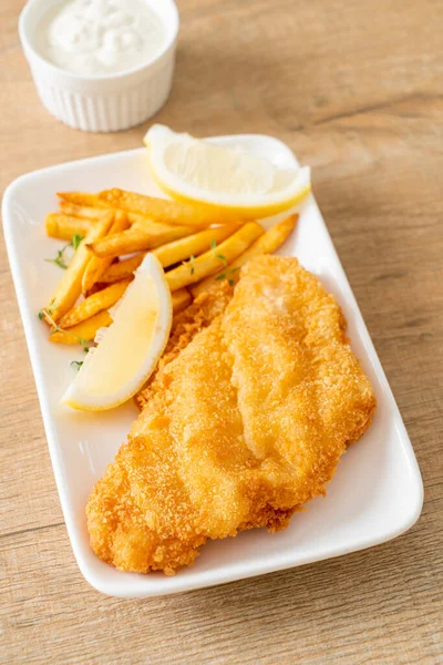 balık ve patates kızartması - kızarmış balık fileto patates cipsi ve limonlu beyaz tabak