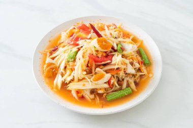 Som Tum - Tayland baharatlı yeşil papaya salatası ve tuzlu yumurta - Asya yemeği tarzı