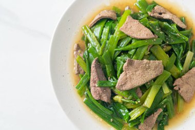 Domuz ciğeri ile karıştırılmış soğan kökü - Asya usulü.