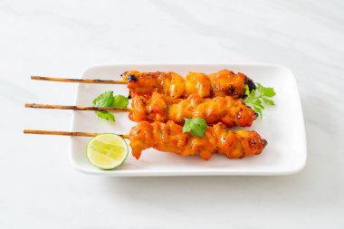 Baharatlı ve otlu ızgara tavuk şişi.