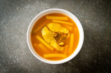 Nilüfer saplı ve balıklı ekşi çorba - Tayland güneyin geleneksel yemek tarzı