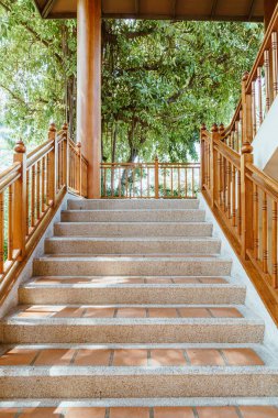 Tahta tırabzanla boş merdiven basamağı