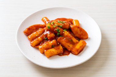 Baharatlı sosisli Kore pirinç keki çubuğu (Tteokbokki) - Kore yemeği tarzı