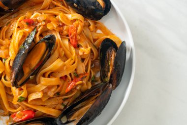 Midyeli, midyeli ve domates soslu spagetti, İtalyan yemeği tarzı.