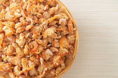 Kurutulmuş karides ya da kase içinde kurutulmuş tuzlanmış karides.