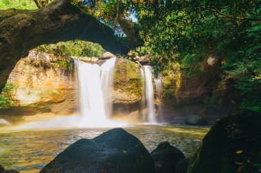 Tayland 'daki Khao Yai Ulusal Parkı' nda Güzel Saç Suwat Şelalesi