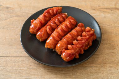 Siyah tabakta kızarmış sosis şişi.