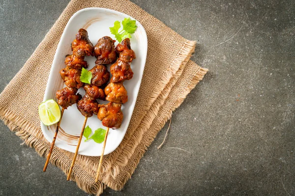 Izgara tavuk şişi. Tabakta baharat ve şifalı otlar var.