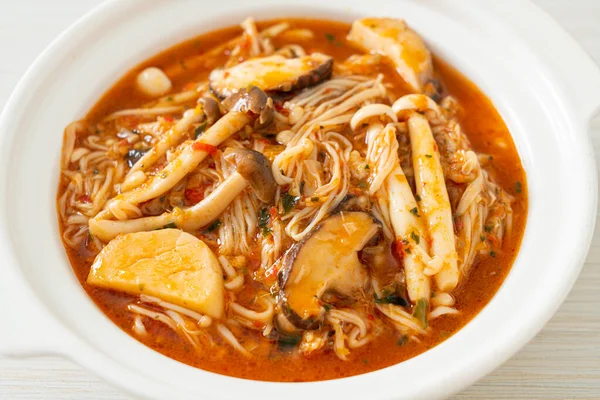 Tom Yum Çorbası ile karıştırılmış Baharatlı Mantar - Vejetaryen yemek tarzı