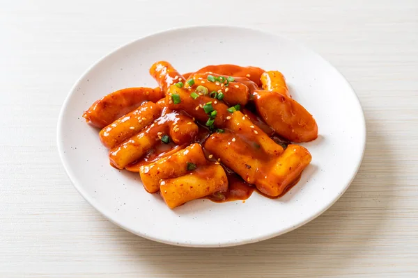 Baharatlı sosisli Kore pirinç keki çubuğu (Tteokbokki) - Kore yemeği tarzı