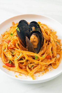 Midyeli, midyeli ve domates soslu spagetti, İtalyan yemeği tarzı.