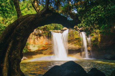 Tayland 'daki Khao Yai Ulusal Parkı' nda Güzel Saç Suwat Şelalesi