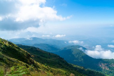 Tayland, Chiang Mai 'deki Kew Mae Pan Doğa Yolu' nda bulutlu ve mavi gökyüzü olan güzel bir dağ tabakası.