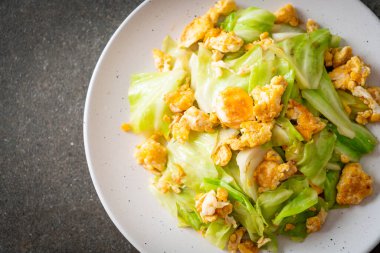 Ev yapımı kızarmış lahana ve tabakta yumurta.