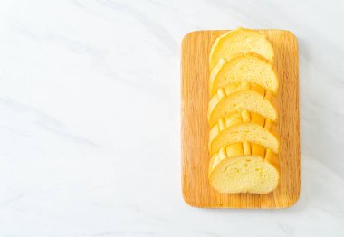 Tahtada dilimlenmiş patates ekmeği.