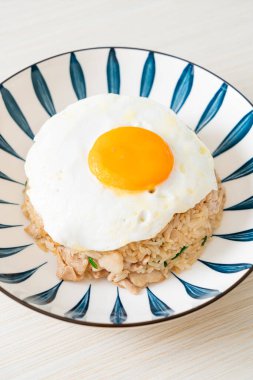 Japon usulü kızarmış pilav ve kızarmış yumurta. Asya usulü.