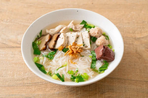 Vietnam Pirinç Erişte Çorbası ve Vietnam Sosisi sebze ve çıtır soğan sundu. Asya usulü.