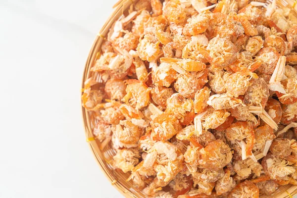 Kurutulmuş karides ya da kase içinde kurutulmuş tuzlanmış karides.