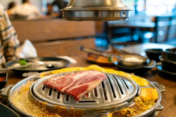 Kore usulü ızgara domuz eti ve sığır eti veya Kore barbeküsü.