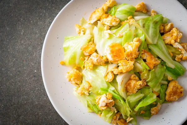 Ev yapımı kızarmış lahana ve tabakta yumurta.