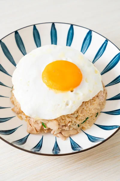 Japon usulü kızarmış pilav ve kızarmış yumurta. Asya usulü.