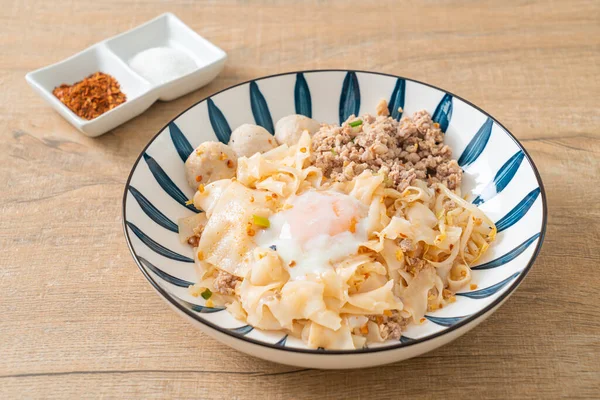 Kurutulmuş baharatlı erişte, kıymalı domuz eti, köfte ve yumurta Asya usulü.