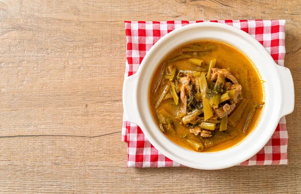 Sabah ihtişamıyla Tayland usulü domuz eti.