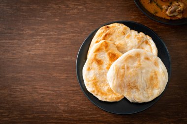 Körili tavuk çorbası Roti ile veya naan tavuk tikka masala - Asya yemeği tarzı