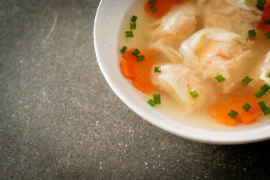 Beyaz kasede karides köftesi çorbası, Asya yemeği tarzı.