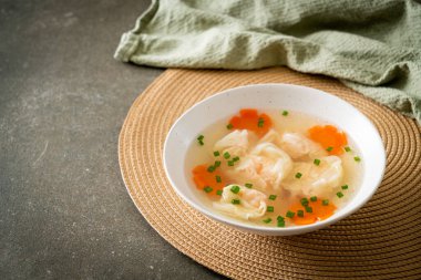Beyaz kasede karides köftesi çorbası, Asya yemeği tarzı.