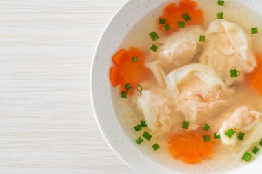 Beyaz kasede karides köftesi çorbası, Asya yemeği tarzı.