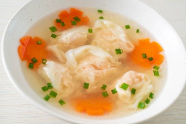 Beyaz kasede karides köftesi çorbası, Asya yemeği tarzı.