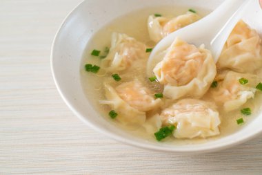 Beyaz kasede karides köftesi çorbası, Asya yemeği tarzı.