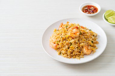 Tayland usulü ev yapımı kızarmış karides. Asya usulü.