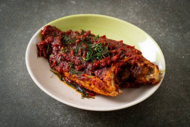 Tayland usulü kızarmış balık ve kırmızı biber sosu. Asya usulü.