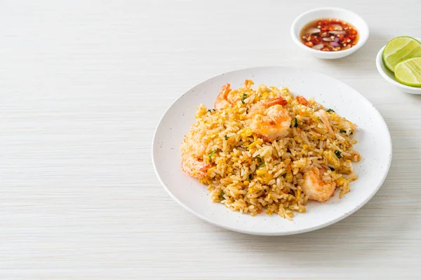 Tayland usulü ev yapımı kızarmış karides. Asya usulü.