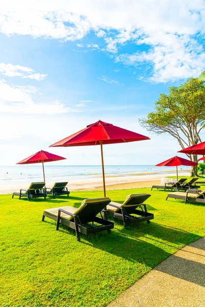 Red Umbrella Beach Chair Sea Beach Background Blue Sky Sunlight — Stock Photo, Image