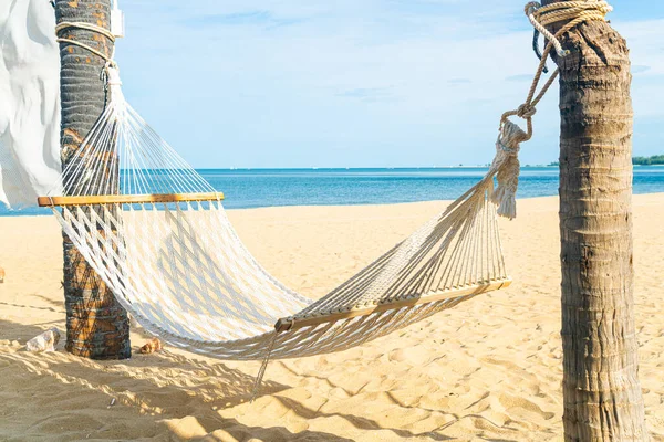 Deniz sahili geçmişi olan boş bir beşik.