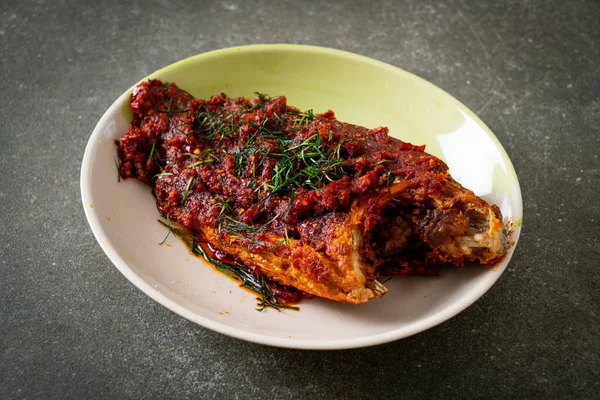 Tayland usulü kızarmış balık ve kırmızı biber sosu. Asya usulü.