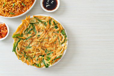 Pajeon veya Kore gözlemesi veya Kore pizzası - Asya yemeği tarzı