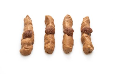 Çikolatalı pasta çubuğu beyaz arka planda izole edilmiş.